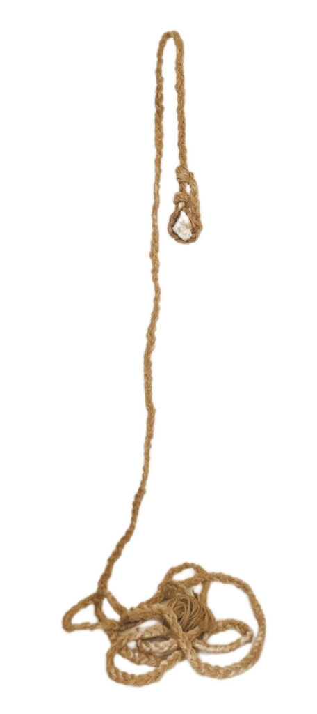 Solitário (series “O sustento”), 2023 Installation – Nine meters od braided sisal painted with natural pigments, earth residue and white quartz druze stone (10 x 14 cm) collected in Ibicoara – Chapada Diamantina – BA, nylon thread